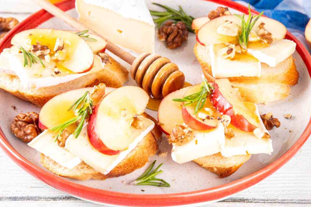 crostini formaggio noci e mele