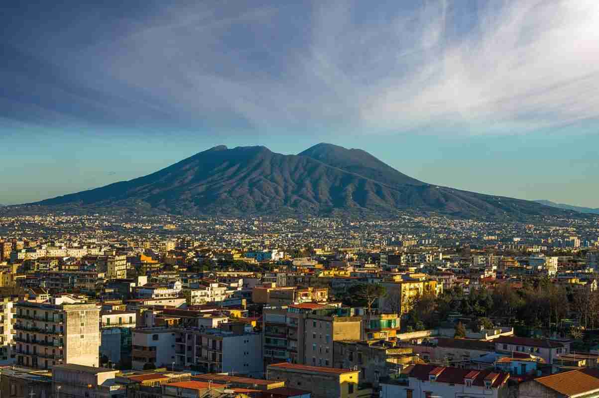 la città di napoli con sfondo vesuvio