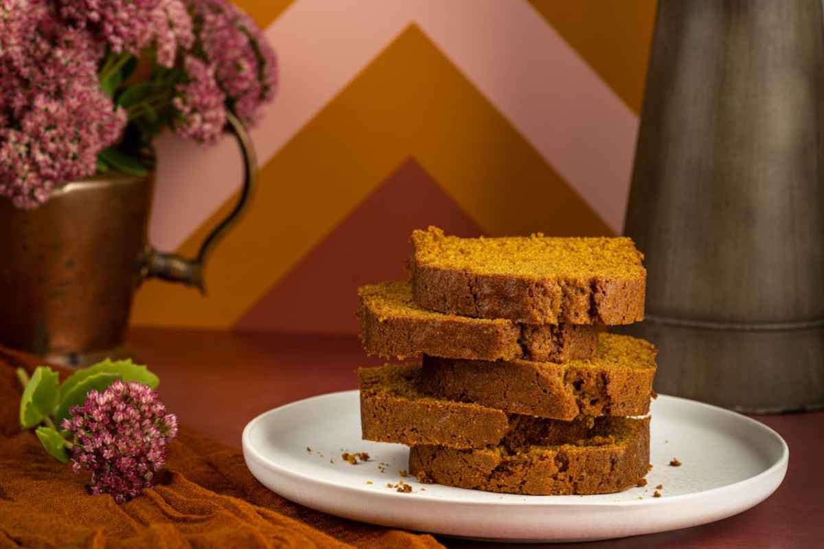 fette di pane di zucca appoggiate su un piatto