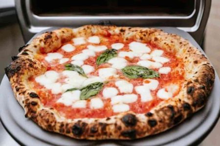 pizza margherita appena sfornata