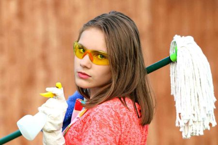 ragazza pronta per le pulizie