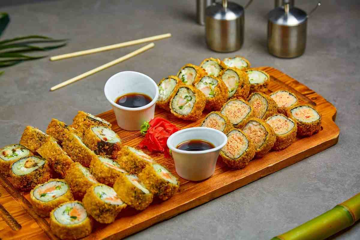 piatto di sushi con salsa di soia