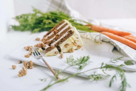 torta di carote sul piatto