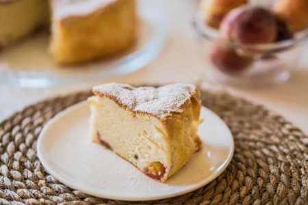 torta con la ricotta posta in piatto