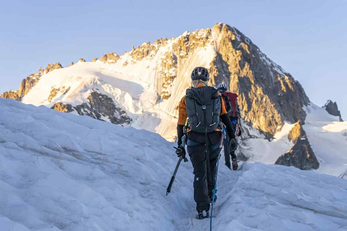 persone che scalano montagna